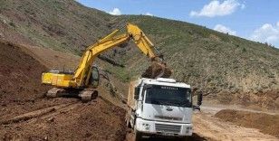 Elazığ’da heyelan nedeniyle zarar gören köy yollarının onarımı sürüyor
