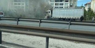 Kocaeli’de alevlere teslim olan tır, itfaiye ekiplerince söndürüldü
