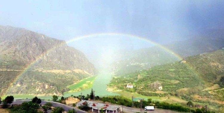 Kemaliye’de gökkuşağı görsel şölen oluşturdu
