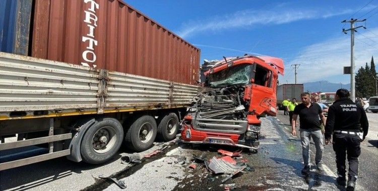 D-650’de 3 tır, 1 minibüsün karıştığı zincirleme kazada yol savaş alanına döndü