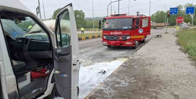 Seyir halindeki minibüs alev aldı