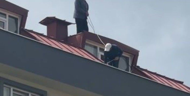 Çatı tadilatı yapan işçi beline ip bağlayarak güvenlik önlemi aldı