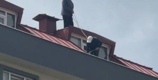Çatı tadilatı yapan işçi beline ip bağlayarak güvenlik önlemi aldı
