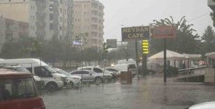 Batman’da dolu yağışı balkon kapısını mermi gibi deldi
