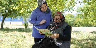 Kursa gitmeye fırsat bulamayınca bahçesinde okuma-yazma öğreniyor
