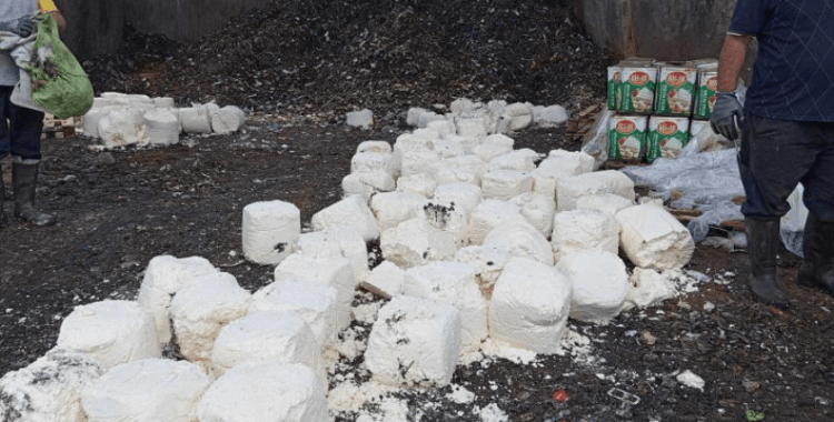 İzmir'de tonlarca bozulmuş ve etiketsiz ürün imha edildi