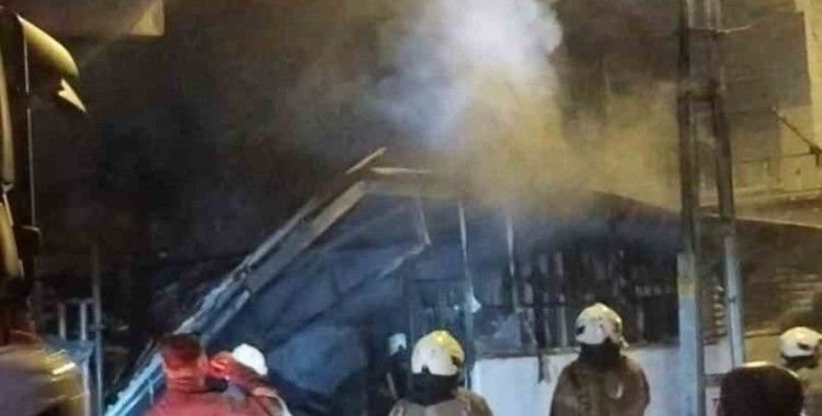 Ümraniye’de çıkan yangında gecekondu ve park halindeki otomobil kullanılamaz hale geldi