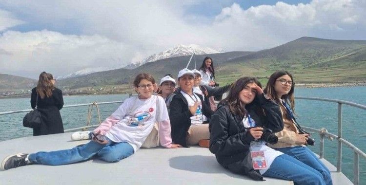 Çocuklar Van’ı fotoğraflıyor
