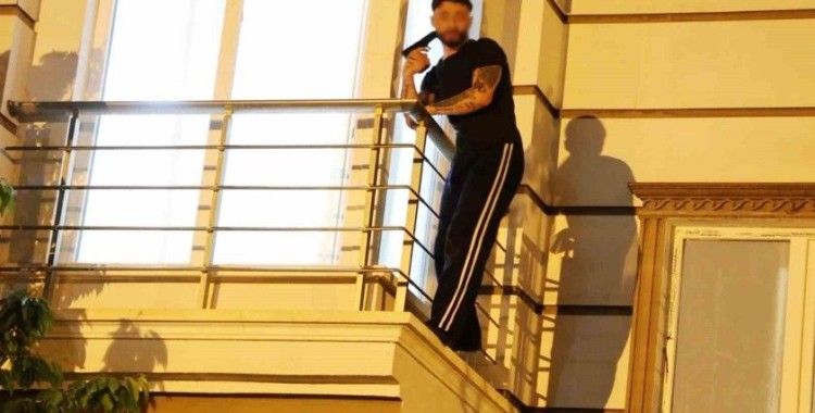 Oyuncak tabancayla polisi alarma geçirdi