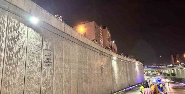 Saate aldırış etmeden alt geçitte yaşanan kazayı film gibi izlediler
