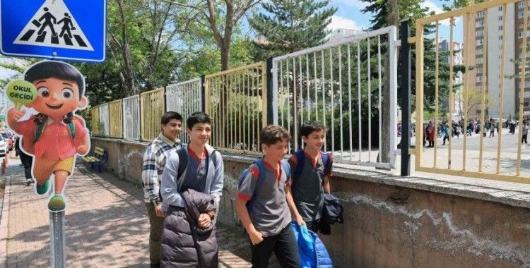 Talas’ta okul geçitlerine öğrenci güvenliği için sevimli uyarıcılar
