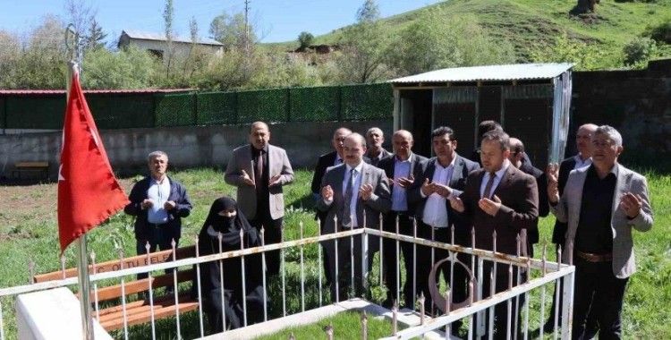 Şehide kabri başında anma
