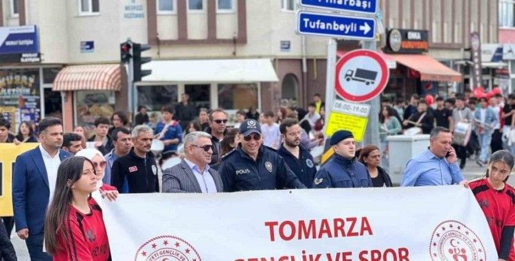 Tomarza’da coşkulu Gençlik yürüyüşü
