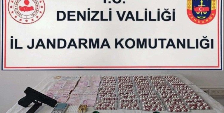 Denizli’de 3 zehri taciri binlerce uyuşturucu hapla yakalandı
