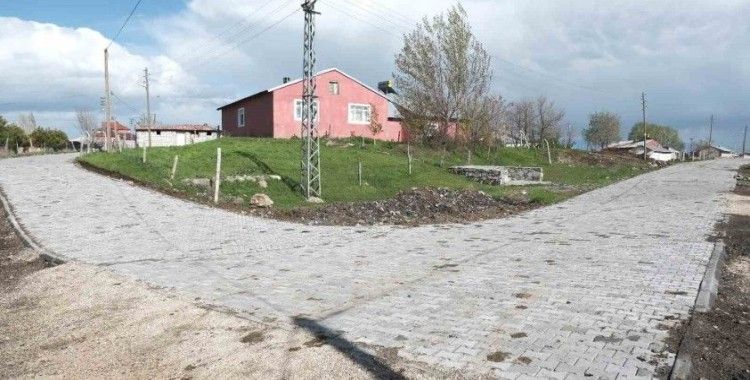 Ağrı’da Yolluyazı köy içi yoluna 3 bin metrekare kilit parke döşendi

