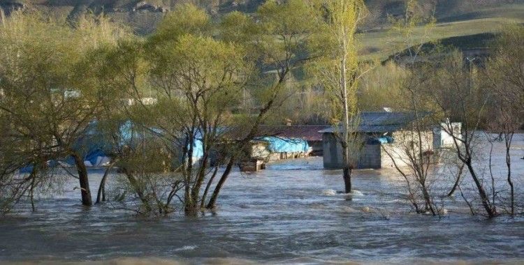 Erzincan’da sağanak sonrası bazı tarım arazileri su altında kaldı
