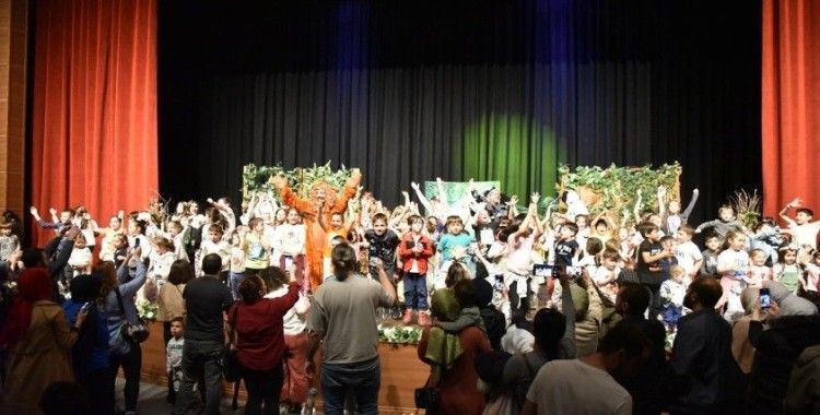 Müzikal tiyatro oyunu minik tiyatroseverlerle buluştu
