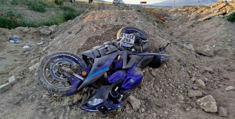 Denizli’de motosiklet yol kenarına devrildi: 2 ölü
