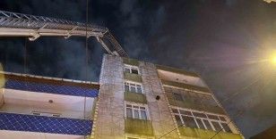 Küçükçekmece’de 7 katlı binanın çatısı alev alev yandı
