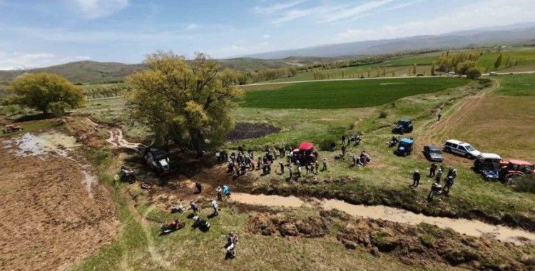 Yüzün üzerinde köylü tarım için bir araya geldi: 4 kilometre uzunluğundaki sulama kanalı imece usulüyle temizlendi
