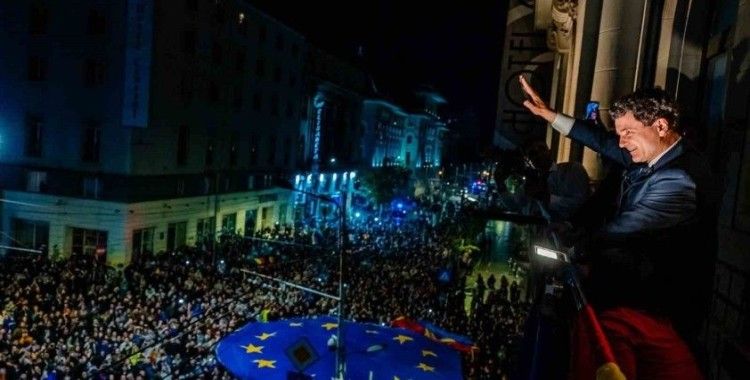 Romanya’da cumhurbaşkanlığı seçimini AB ve NATO yanlısı aday Nicusor Dan kazandı
