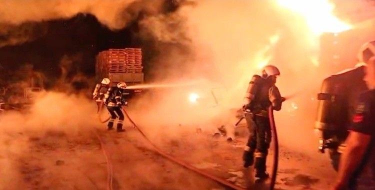 Gebze’de palet deposunda yangın paniği
