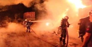 Gebze’de palet deposunda yangın paniği
