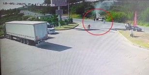 Seyir halindeki araç yandı, ilk müdahaleyi vatandaşlar yaptı
