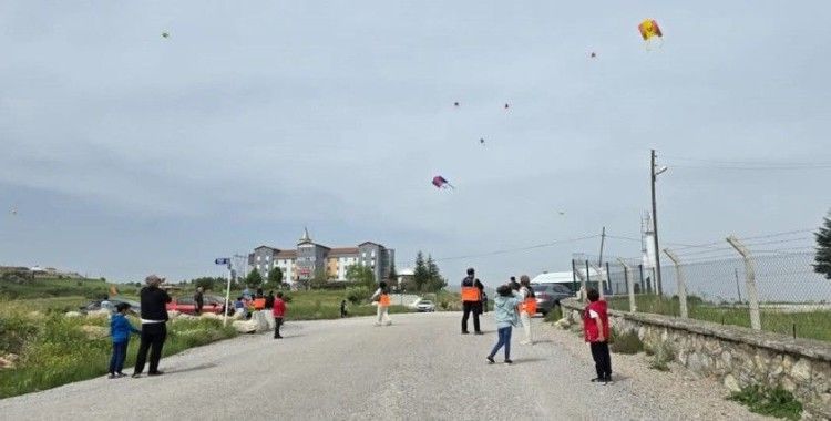 AFAD gönüllülerinden çocuklara uçurtma şenliği
