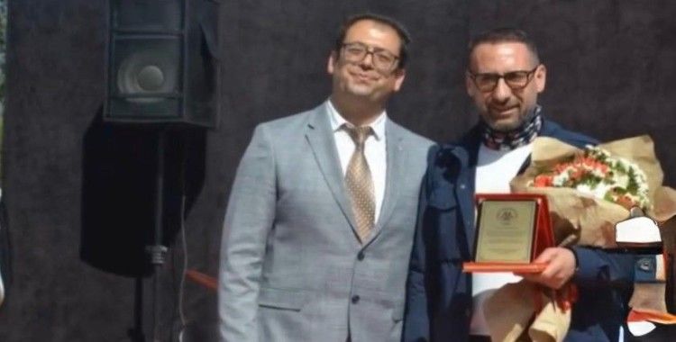 Bir zamanlar tuğla taşıdığı okula, bağışta bulundu
