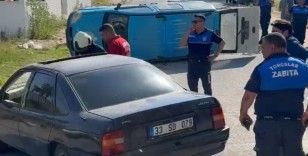 Motor ehliyetli otomobil sürücüsünün çarptığı zabıta aracı devrildi: 2 yaralı
