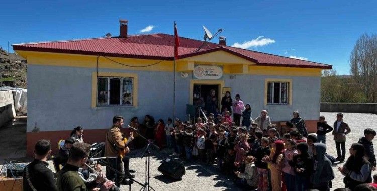 Öğretmenlerden müzikli dokunuş
