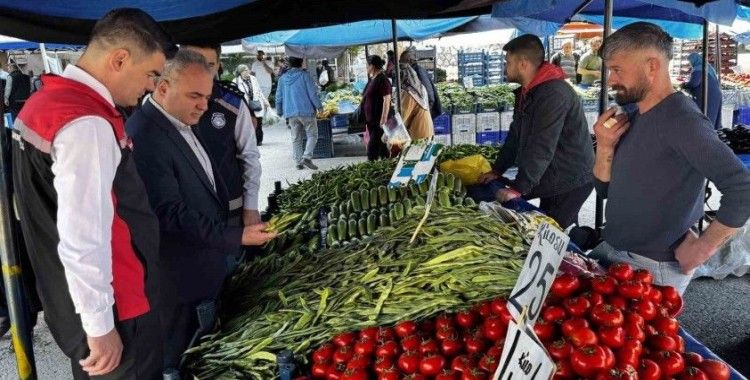 Zabıta ekiplerinden semt pazarında hijyen denetimi