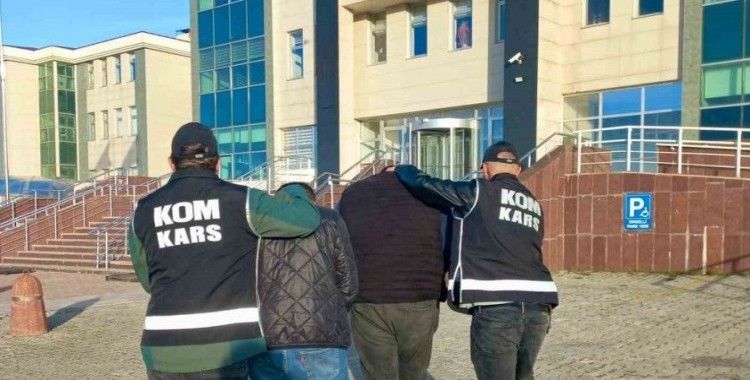Kars’ta 9 yıl hapis cezaları bulunan ağabeyi ve kardeşi yakalandı
