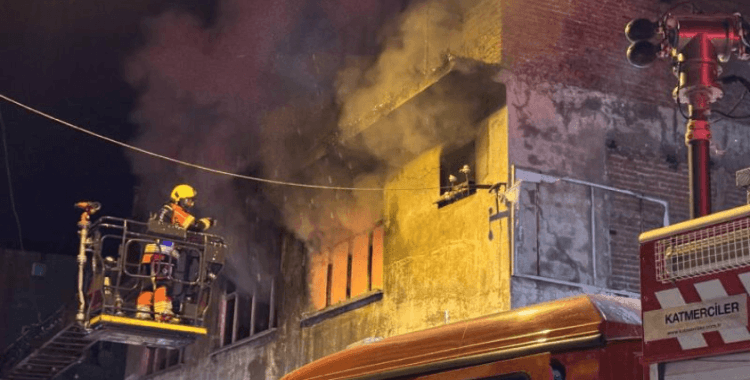 Balıkesir'de 3 katlı binada çıkan yangında 1 kişi hayatını kaybetti