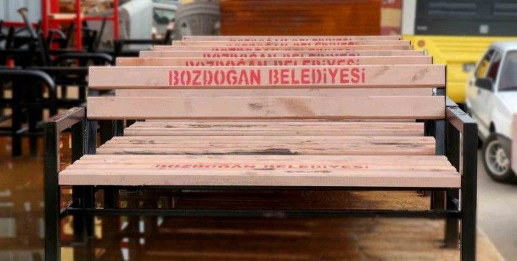 Bozdoğan Belediyesi bankları ve durakları kendi imkânlarıyla üretiyor

