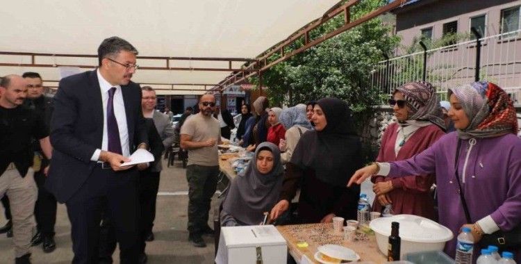Hakkari’de cami yararına hayır çarşısı kuruldu
