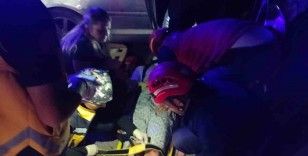 Araçta sıkışan sürücü yaralı olarak çıkarıldı
