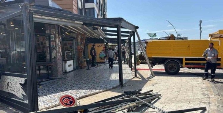 Kartepe’de ruhsatsız genişletilen iş yerlerine yıkım
