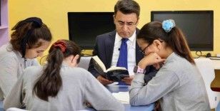 Vali Şefik Aygöl, öğrencilerle kitap okudu
