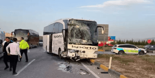 Isparta'da iki otobüsün çarpıştığı kazada 28 kişi yaralandı: Kaza anı kamerada