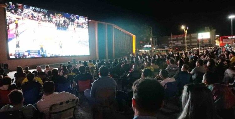 Erzincan’da Fenerbahçe’nin Euroleague final maçı dev ekranda izlendi