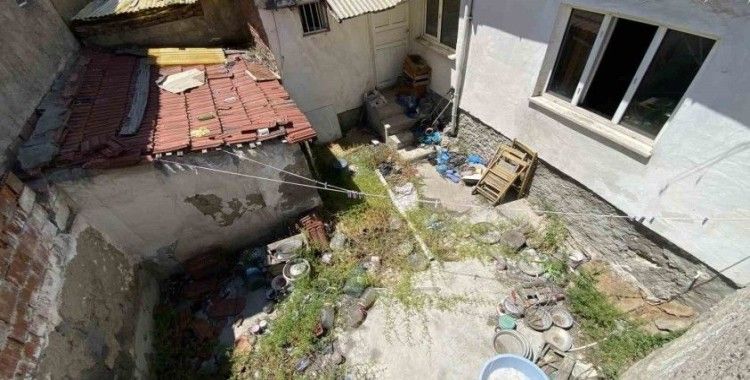 Çöp ev mahalleliyi isyan ettirdi