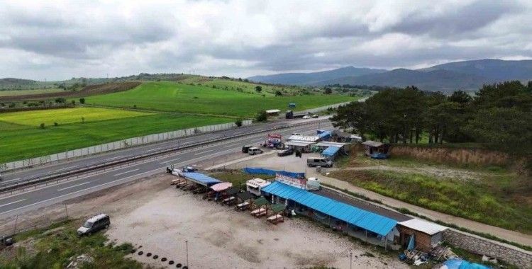 Kemikli Rampaları’ndaki barakalar hem trafik güvenliğini tehdit ediyor hem de mesire alanını engelliyor