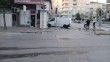 Kavşakta kaza yapan araç işletmenin duvarına çarptı
