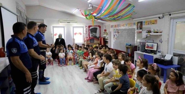 Miniklere trafikte uyulması gereken kuralları öğrettiler