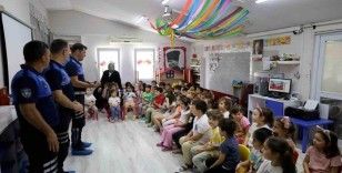 Miniklere trafikte uyulması gereken kuralları öğrettiler
