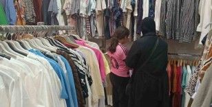 İhtiyaç sahiplerine bayram sevinci: Sosyal market kapılarını açtı
