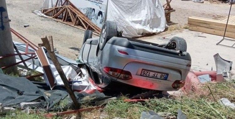 Elazığ’da otomobil şarampole devrildi: 2 yaralı