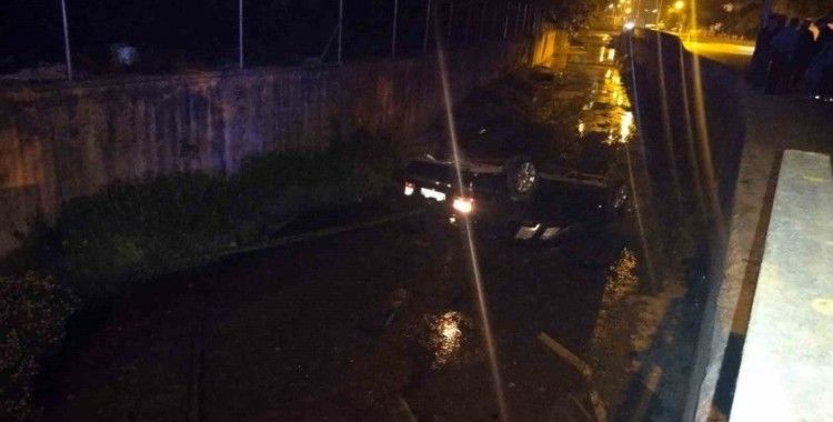 Beykoz’da kontrolden çıkan otomobil dereye uçtu: 1 yaralı
